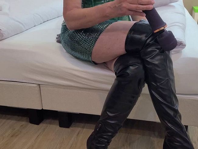 Ich mit meinem skla*en Peter im Hotel - wollte gerade mich verwöhnen kommt der .... Teil 1 von 3