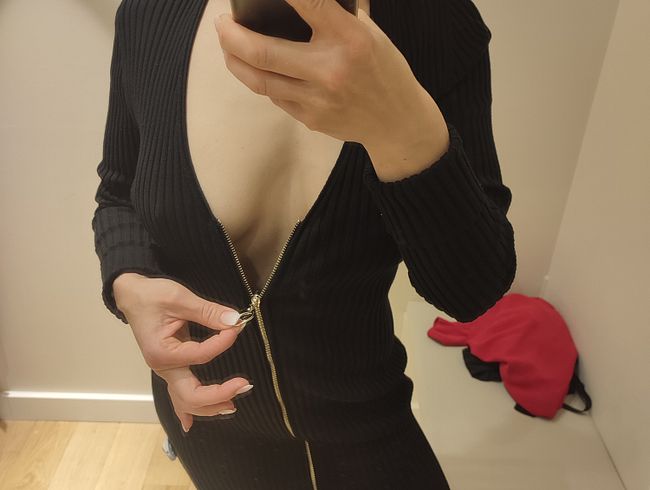 MILF musc** aufgespreizt &ti*ten rausgepop*t in der Umkleidekabine