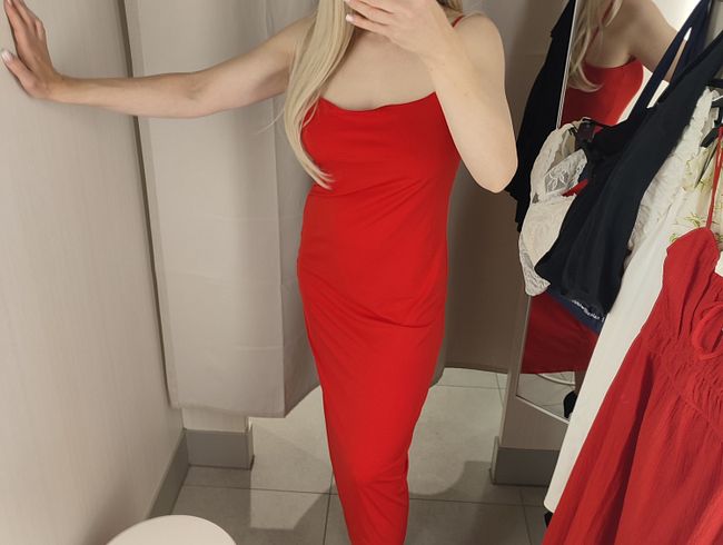 Pu**y Spiele in der öffentlichen Umkleidekabine 