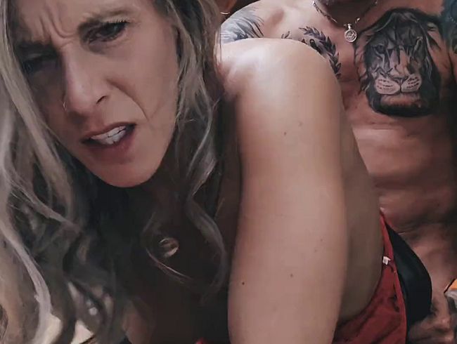 dog*y in der Küche gefi**t worden, mit einer kleinen Botschaft an die ???