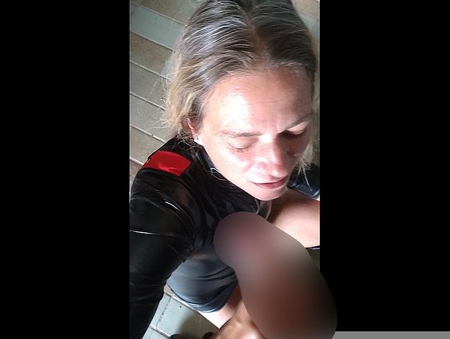 Den Nachbarn hat es erwischt.Volle Ladung ins Gesicht. Runter zählen 10,9,8,7,6