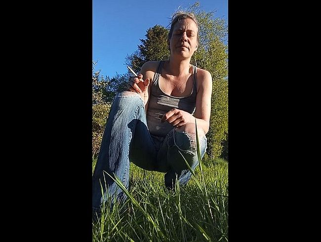 pi**en Outdoor mit meiner engen zerfetzten Jeanshose, rauche, Hausschuhe, meine nackten Füße