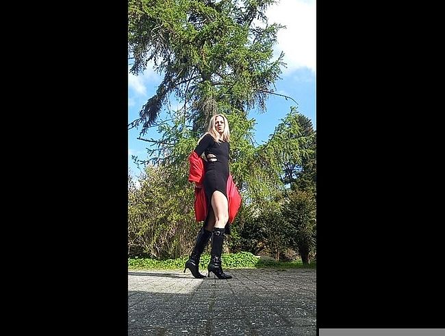 s*xy Lady s*xy Kleid lange blonde Haare, Stiefel weißer String