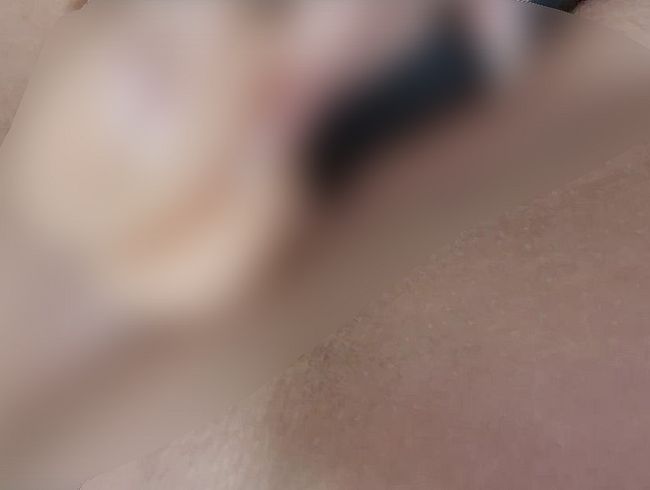 Geile enge Pu**y wird gestopft und stimuliert zugleich