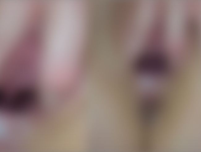 Ich ziehe meine Pu**y mit zwei fin**rn sehr weit auf, du kannst tief rein gucken