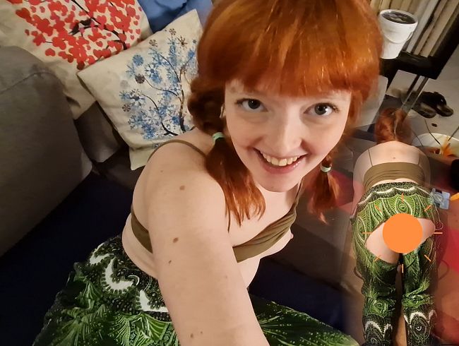 POV - Du erwischst mich beim Yoga in einer Hose mit Loch