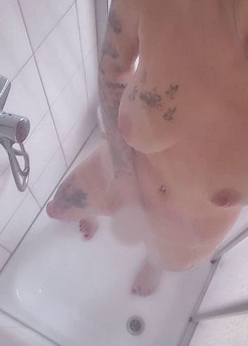 Ich bin wieder so unfassbar geil unter der Dusche geworden