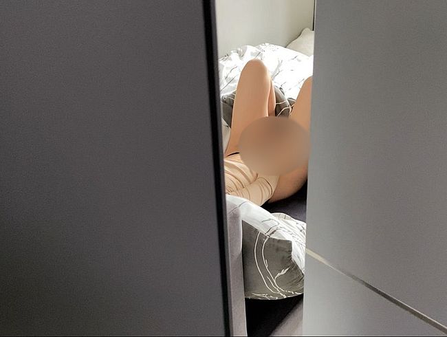 Mein erstes mal s*x vor der Kamera! per***ser Stiefbruder beobachtet mich und nutzt meine Geilheit