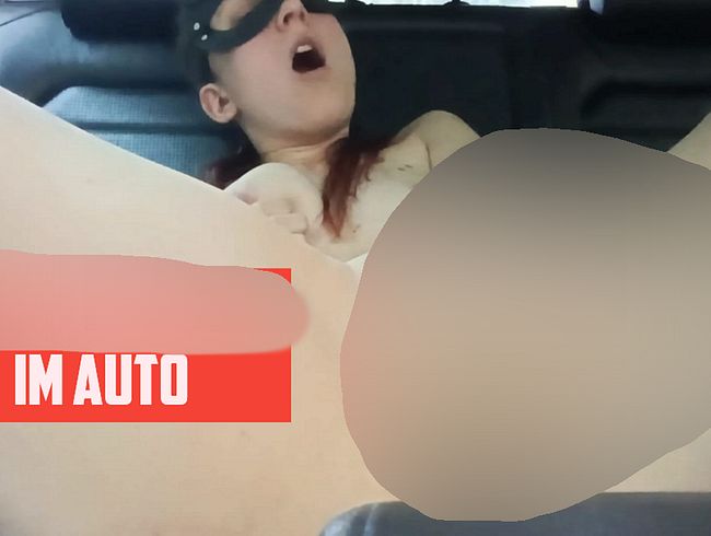Am Parkplatz im Auto masturbieren - zuerst Pu**y, dann ana*
