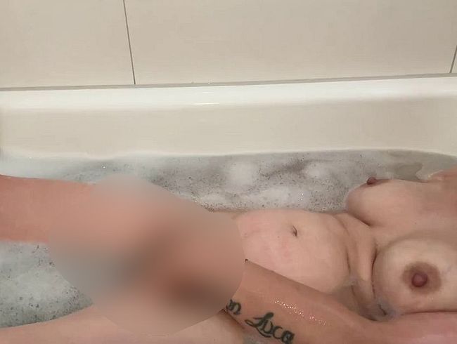 Badewannen Spiel an/in der Pu**y mit den fin**rn