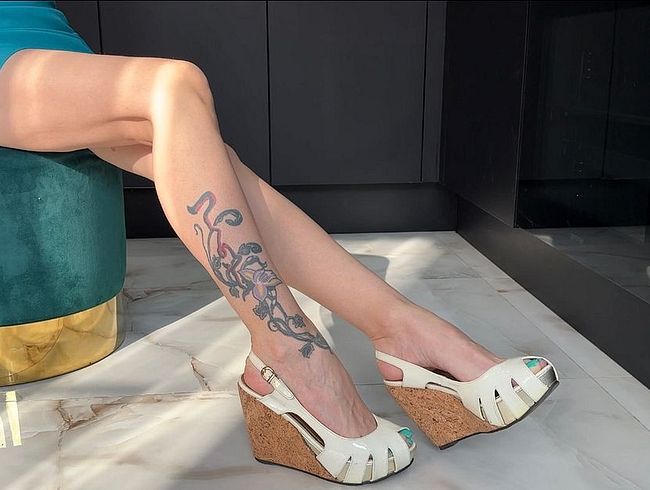 Meine Keilschuhe und der grüne Zehennagellack an meinen langen Zehen, kurzer Lederminirock