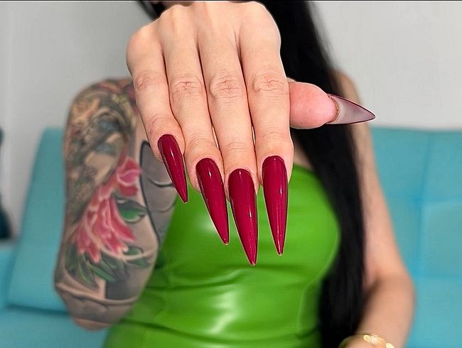 Neues rotes Outfit: Lange, scharfe Nägel, Krallen und ein enges Lederminikleid.