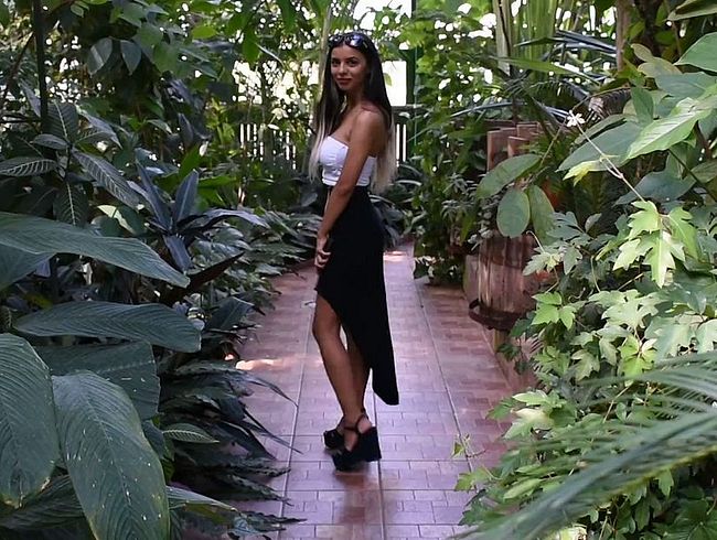 lächelnd in einem Garten