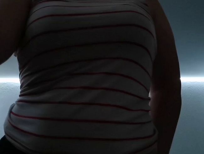 Striptease und Orgasmuss im stehen... Komm und knie dich vor mich