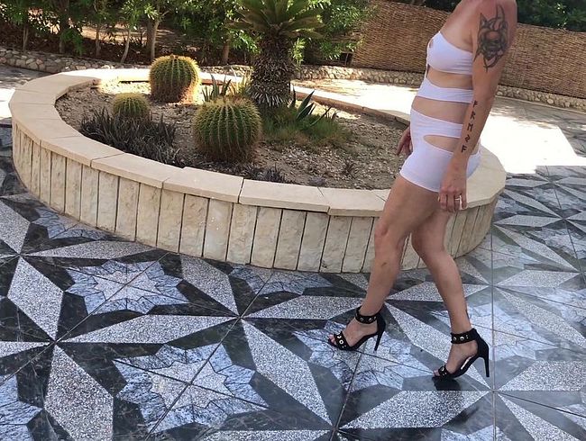 Ich gehe in Minikleid und HighHeels spaziern, zeige ti*ten und fo**e und ziehe mich aus
