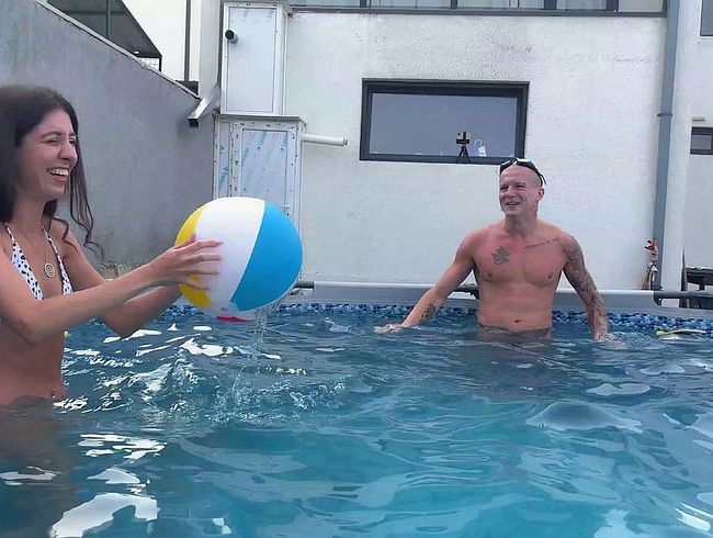 Geile Schlampe wird nach Poolparty von drei Typen gefi**t