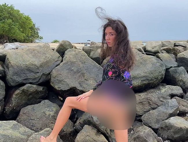 Riesiges pin**ln am öffentlichen Strand