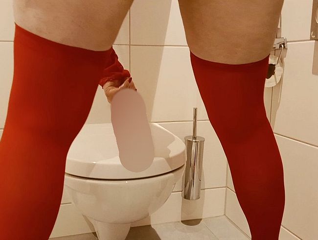 fi**sau in einem roten Schlampenoutfit fi**t die Toilettenschüssel!! SEHR HOT!!!