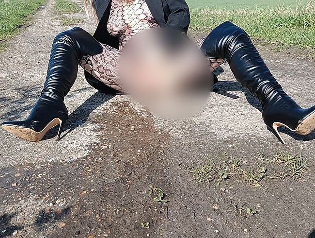 So geil, draußen zu pi**EN...Ich liebe es!!!