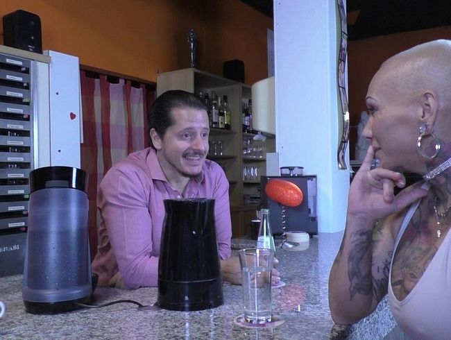 Barkeeper auf dem WC vernascht