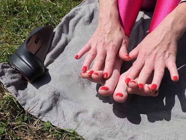 Hände und Fussnägel rot lackiert - reiner Fuss und Handclip - Fussfetisch kommen hier .....