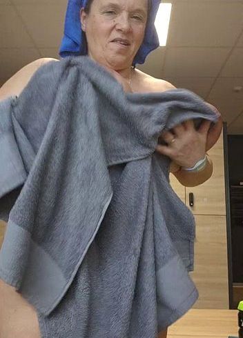 Im Studio nach dem Duschen Gefin**rt und mit dem Deoroller gefi**t