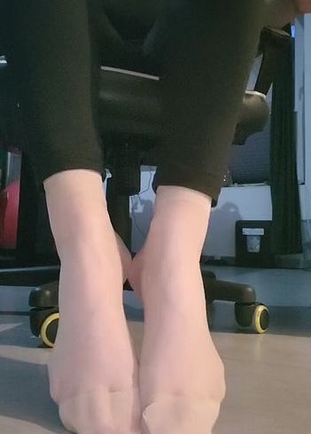 Nylonfetisch: Ich ziehe meine Nylons am Ende für dich aus