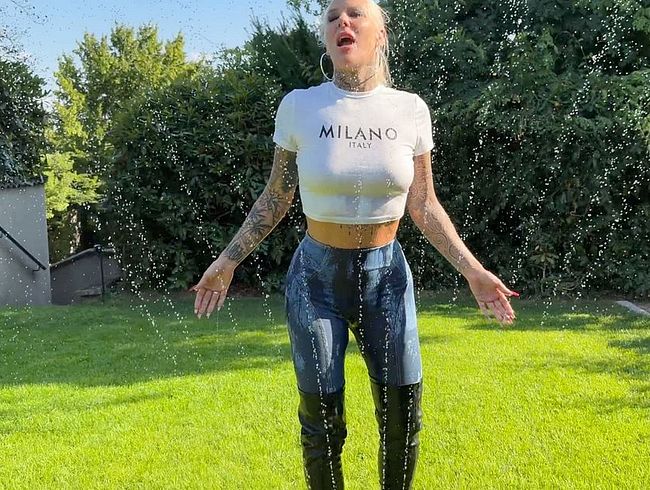 Sommer pi** in Jeans und Stiefeln | Komplett durchnässt