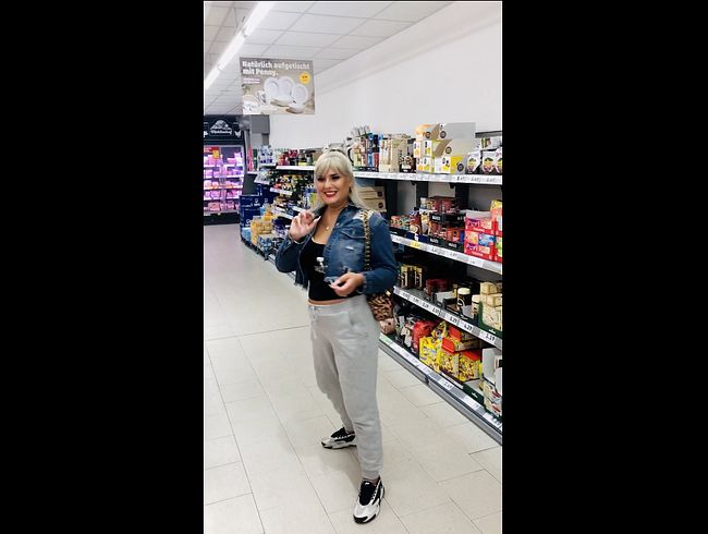 Wunschvideo für Newbie7776 oben ohne im Supermarkt