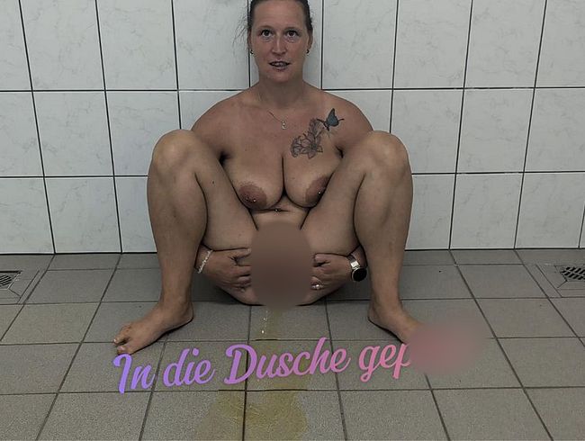 In die Dusche gepi**t