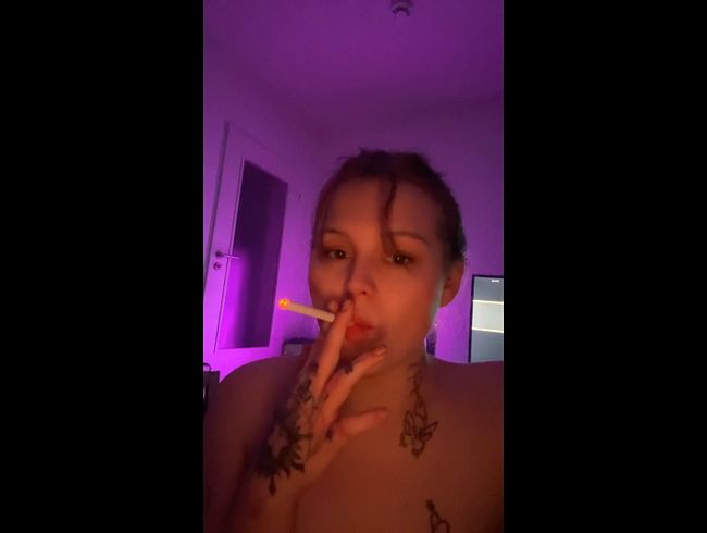 Ich rauche eine Zigarette während ich seinen schw**z lut**he :P Für Raucherfetischisten :*