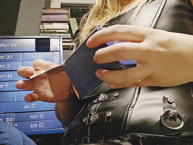 Liesas Fetisch-Adventskalender Türchen 6 -c Masturbator-Ei um skla*enschw**z am Andreaskreuz!