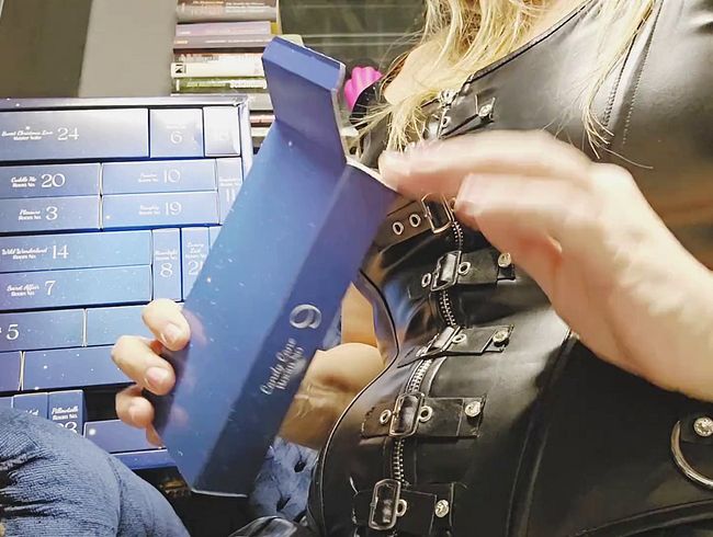 Liesas Fetisch-Adventskalender Türchen 9 - skla*e lut**ht ana*kette seiner HERRIN ab SISSY