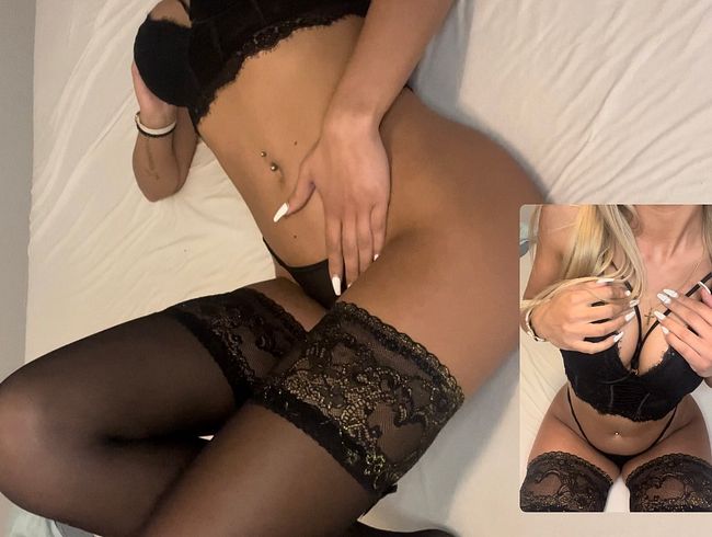 Verspielt im Bett, mit heißen Dessous und str*psen