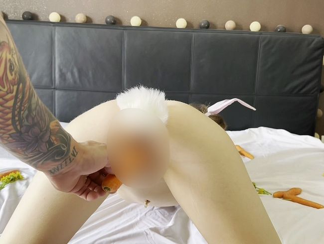 Ich werde im Häschen Kostüm mit einer Karotte und seinem schw**z gefi**t
