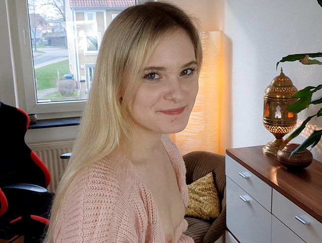 Teenie lässt sich den ars** aufreißen für Reizwäsche !!