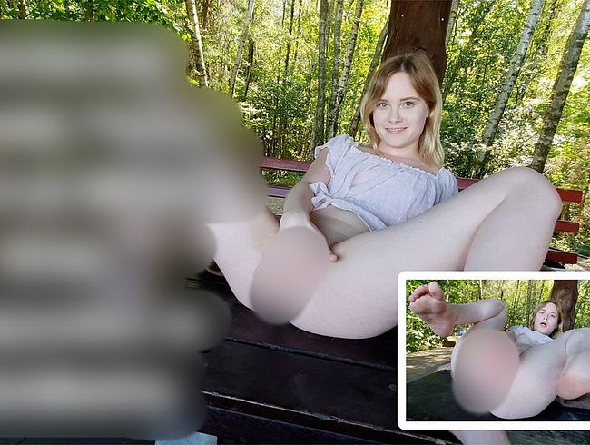 Zuckende Teenie musc** durch MEGA dil*o - Orgasmus in Waldhütte