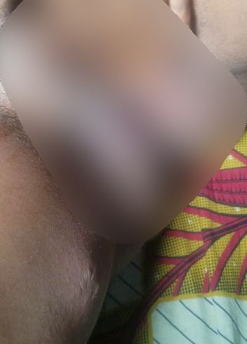 Brunnenfrau, die mehrmals am Tag mit einer schwarzen musc** kommt