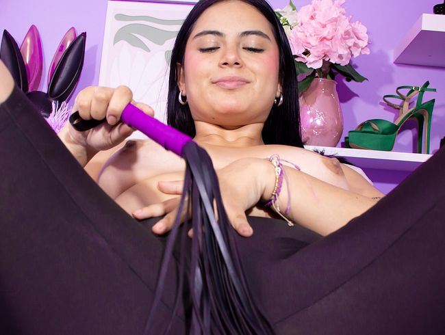 Lucy versohlt sich mit ihrem Lieblingslycra den Hintern auf die musc**!!!!