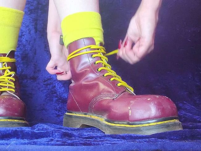 Stiefel schnüren - Domina blickt auf dich herab!