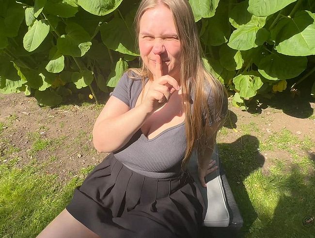 Nachbar mäht den Rasen während wir heimlich einen Quickie haben!