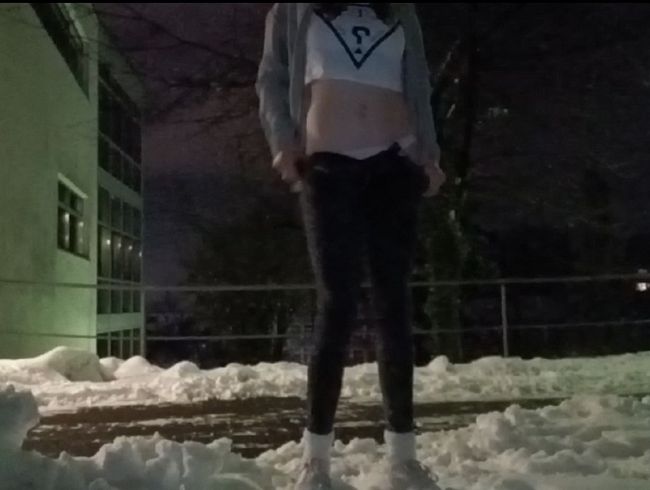 Das 1. Mal Ooutdoor masturbiert (an meiner alten Schule)