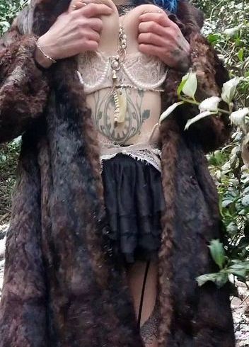 AUFGEPUMPTE M*USCHI im Winterwald! P*SSEN im Stehen!!