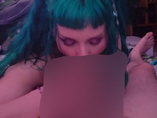 bl*wJOB mit GESPALTENER ZUNGE!!! Blauhaariges GOTHGIRL verwöhnt großen schw**z!