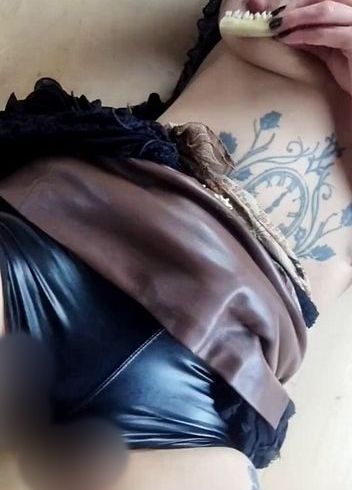 CAMELTOE GOTHGIRL mit Glanzshorts direkt auf der M*SCHI! Ich reibe sie über der hautengen Shorts!