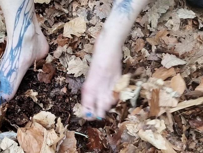 DRECKIGE FÜßE CLOSE UP! lec* sie sauber! BARFUß im WALD