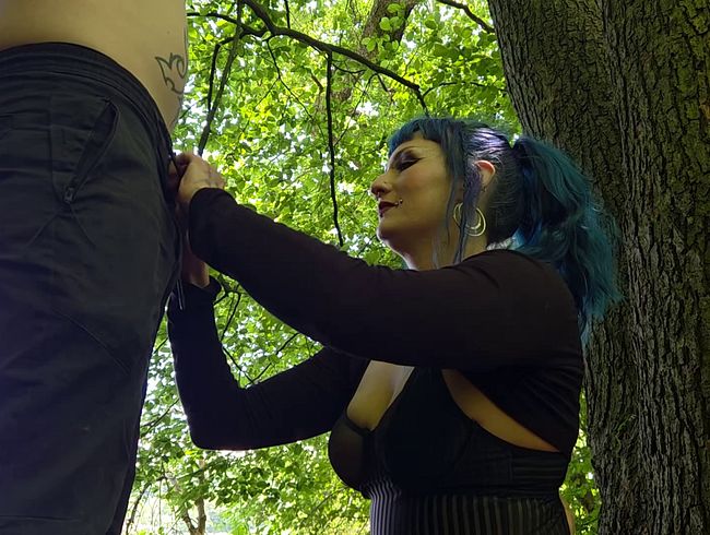 Geiles GOTHGIRL mit GESPALTENER ZUNGE verwöhnt großen schw**z OUTDOOR bl*wJOB
