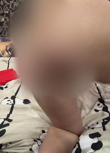Eine dreckige, geile Schlampe macht dreckige Sachen! Schau dir das an!