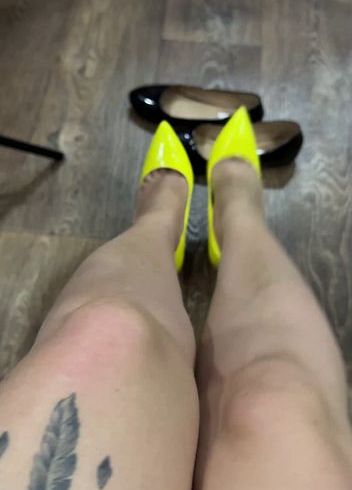 ich Fetischschuhe, schöne Ballettschuhe und klassische Schuhe mit großen gelben Absätzen