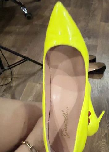 Ich trage klassische gelbe Schuhe und wi**se dir damit einen! High Heels.